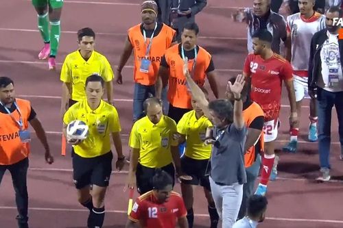 Trọng tài Ngô Duy Lân 'vất vả' rời sân sau quyết định nhạy cảm ở AFC Cup