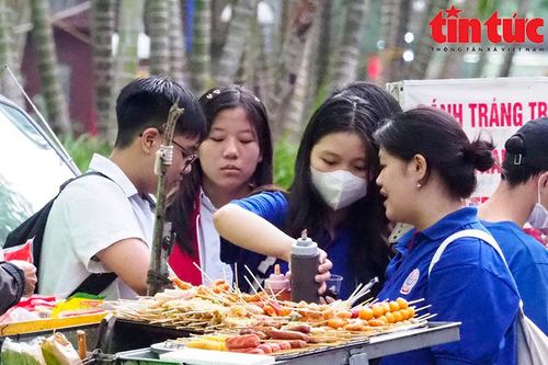 Hàng quà vặt bao vây cổng trường học
