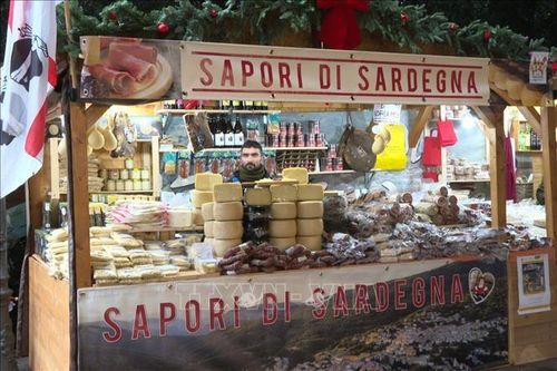 Người tiêu dùng Italy 'mặn mà' trở lại với chợ Giáng sinh truyền thống