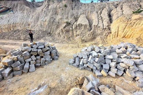 Kiểm tra, xử lý việc khai thác khoáng sản trái phép tại thị trấn Phú Hòa