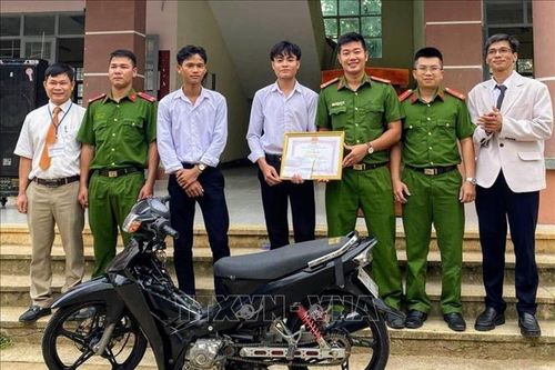 Khen thưởng học sinh truy bắt đối tượng trộm xe máy