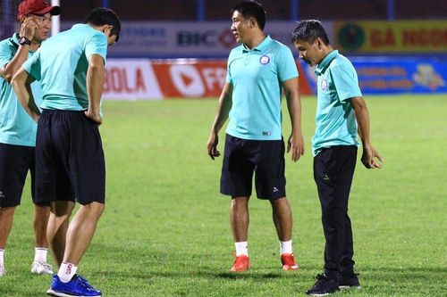 HLV Võ Đình Tân nộp đơn xin từ chức sau lùm xùm CLB Khánh Hòa nợ lương
