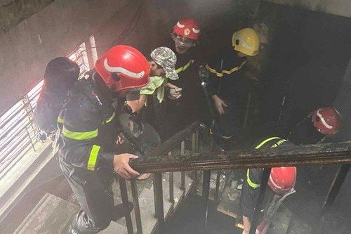 Cảnh sát giải cứu 12 người trong căn nhà bốc cháy ở Tp.HCM