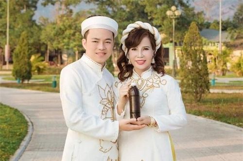 Hình ảnh mới nhất của cô dâu Thu Sao: Nhan sắc trẻ trung thăng hạng ở tuổi 67, dân mạng nhận ra điểm kỳ lạ