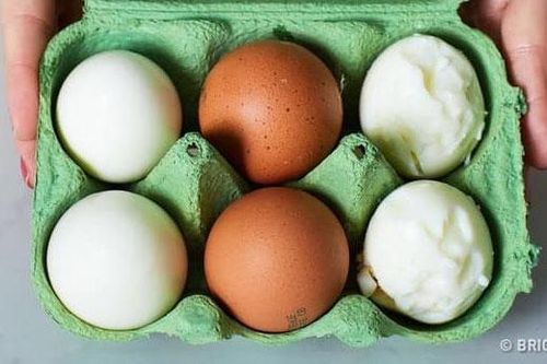 Luộc trứng bằng nước sôi hay lạnh mới đúng? Những mẹo nhà bếp giúp bạn tiết kiệm được thời gian, công sức và cả tiền bạc nữa