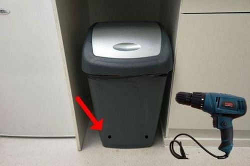 Đây là lý do tại sao bạn nên khoan hai lỗ ở gần đáy thùng rác ở nhà