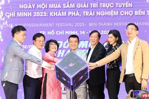 Hàng trăm KOL và KOC livestream bán hàng, quảng bá du lịch tại chợ Bến Thành