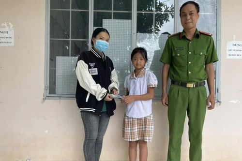 Nhặt được số tiền lớn trên đường đi học về, cô học trò lớp 3 lập tức làm điều này