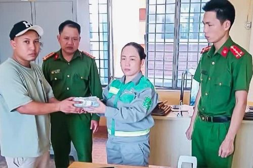 Nữ lao công nhặt được gần 100 triệu đồng và hành động đẹp khiến ai cũng cảm kích