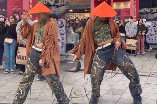 Nam ca sĩ người Việt biểu diễn trên đường phố Hàn Quốc, người dân xung quanh không thể rời mắt