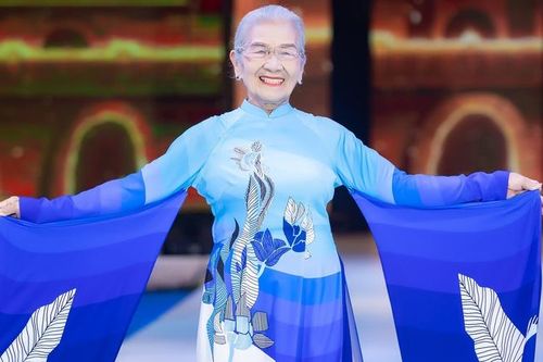 NSƯT Phi Điểu làm vedette show thời trang ở tuổi 91