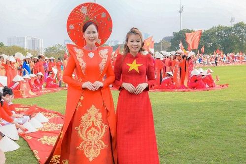 Áo dài kỷ lục Việt Nam xếp hình bản đồ Tổ quốc cùng hàng nghìn người