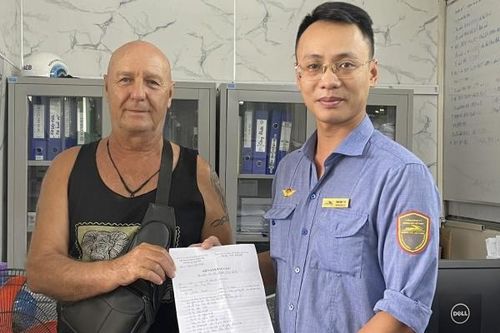 Trả lại hơn 52 triệu đồng cho du khách nước ngoài bỏ quên trên tàu