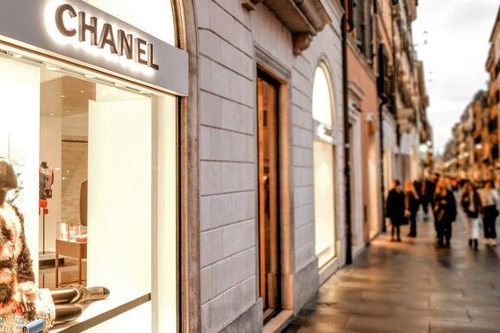 Chanel đưa ra cảnh báo về hàng xa xỉ