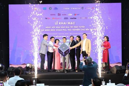 Hàng trăm KOLs, KOC đổ bộ chợ Bến Thành bán hàng livestream