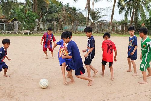 Đôi chân trần bên quả bóng tròn