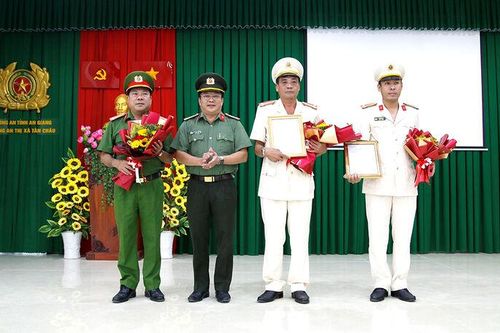 Công an An Giang trao quyết định công tác cán bộ