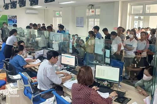 Người dân ồ ạt đi đổi giấy phép lái xe vì 'nghe đồn' trên mạng