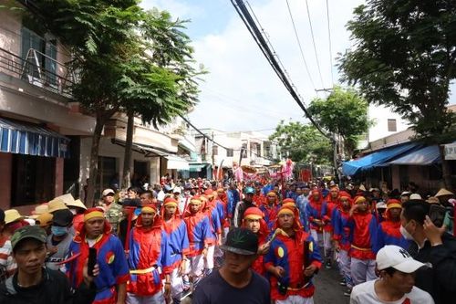 Sân khấu hóa các lễ hội truyền thống: Còn băn khoăn