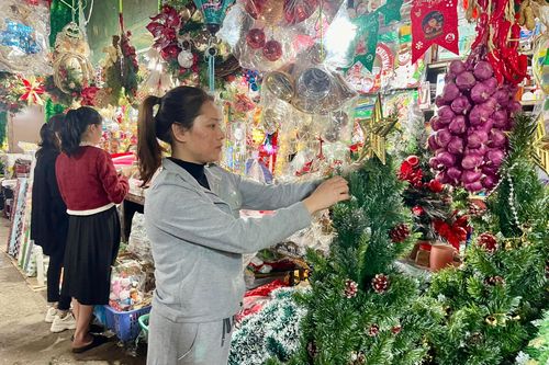 Rực rỡ sắc màu thị trường đồ trang trí lễ Giáng sinh
