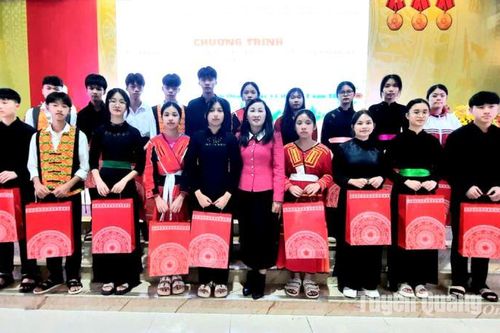 Tặng áo ấm mùa đông cho 37 học sinh khó khăn trường Phổ thông Dân tộc nội trú THPT tỉnh