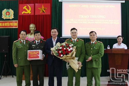Khen thưởng đột xuất Công an huyện Phú Bình