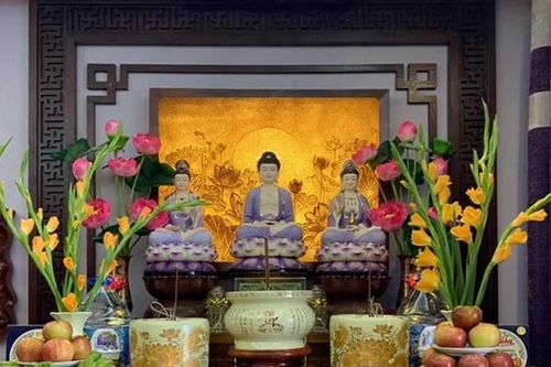 Thờ Phật và gia tiên nơi tầng trệt được không?