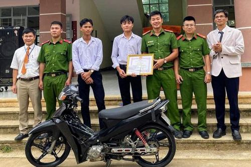 Khen thưởng nam sinh lớp 11 phát hiện và truy bắt kẻ trộm xe máy