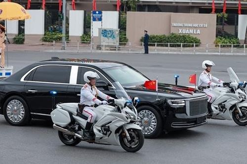 Cận cảnh limousine Hồng Kỳ N701 trên đường phố Hà Nội