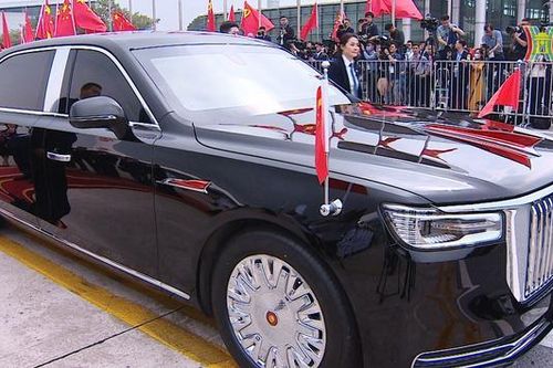Cận cảnh chiếc limousine Hồng Kỳ N701 trên đường phố Hà Nội