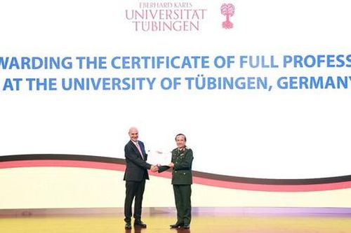 Giám đốc Bệnh viện Trung ương Quân đội 108 nhận hàm giáo sư đại học ở Đức
