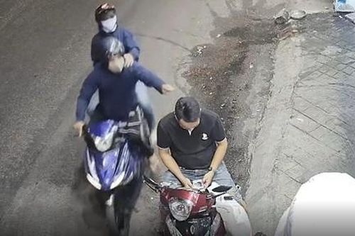 Người đàn ông bị giật dây chuyền khi đang ngồi bấm điện thoại trên xe máy
