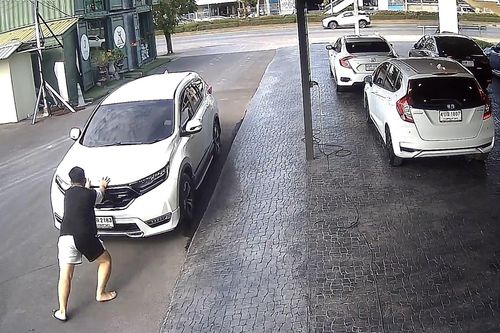 Ô tô 'tự di chuyển', chàng trai làm mọi cách ngăn lại