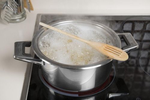 Đặt ngang chiếc thìa gỗ trên nồi đang sôi có tác dụng gì?