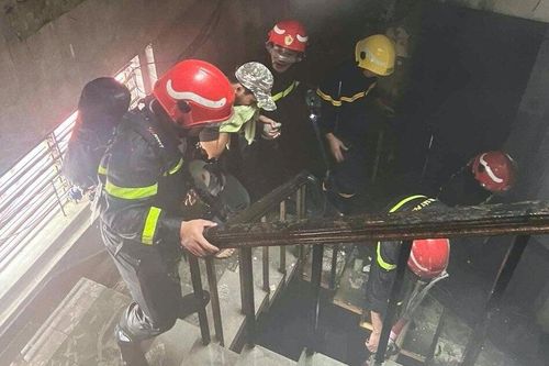 Cứu 12 người thoát khỏi căn nhà cháy ở TP.HCM
