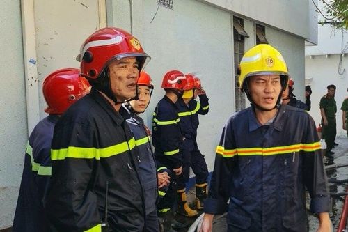 TP.HCM: Cứu 12 người thoát khỏi căn nhà cháy, 4 chiến sỹ bị thương