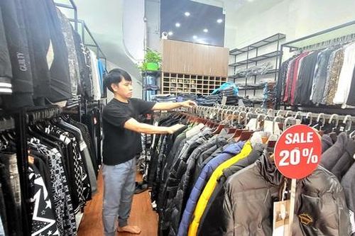 Chủ shop quần áo lo phá sản vì 'mùa đông không lạnh'