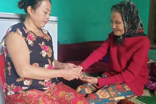 Buộc thôi việc nhân viên bưu điện 'ăn chặn' tiền trợ cấp người nghèo