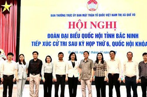 Bộ trưởng Bộ Y tế Đào Hồng Lan tiếp xúc cử tri tại thị xã Quế Võ, tỉnh Bắc Ninh