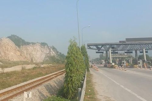 Đến bao giờ người dân hết lo sợ đá rơi vào nhà khi mỏ đá nổ mìn?