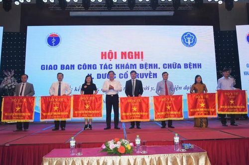Bệnh viện Y học cổ truyền Nghệ An đón nhận cờ thi đua của Bộ Y tế