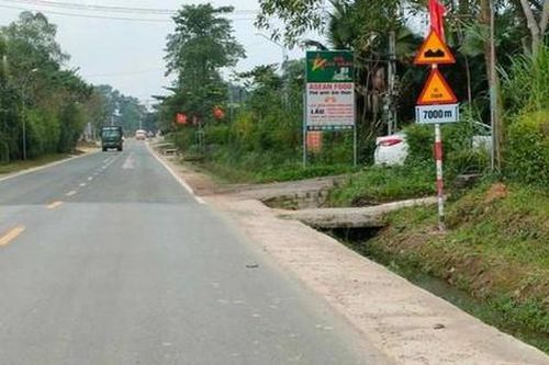 Hai xe máy tông nhau, người phụ nữ đi bộ bên đường tử vong