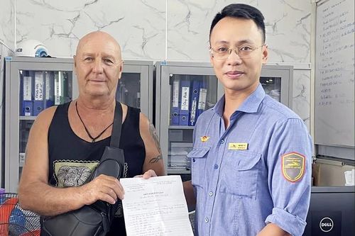Nữ tiếp viên đường sắt trả lại túi xách có hơn 50 triệu đồng cho khách nước ngoài bỏ quên