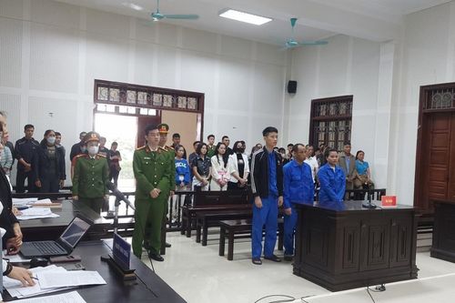 Quảng Ninh: Xét xử vụ 'Mua bán người dưới 16 tuổi' để phục vụ quán hát