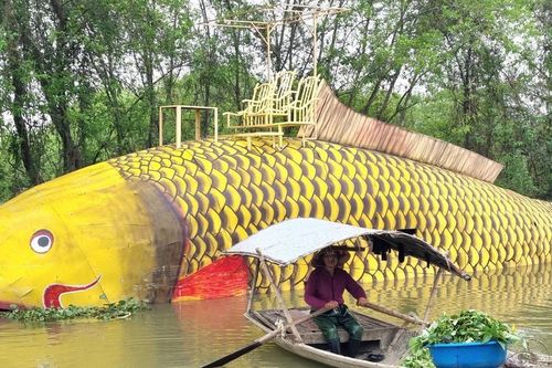 'Cá chép sắt' khổng lồ gây bão mạng khi xuất hiện trên sông