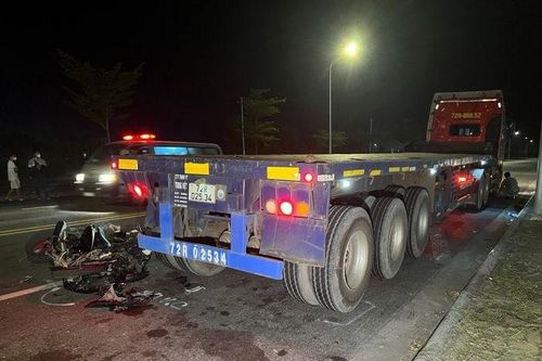 Tai nạn giao thông mới nhất 13/12/2023:Tông vào xe container đang đỗ, 2 người thương vong