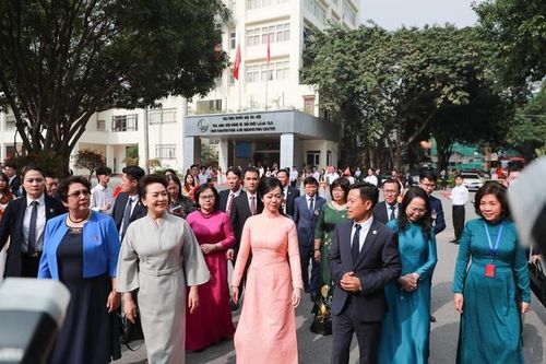 Phu nhân Chủ tịch nước Việt Nam và Phu nhân Tổng Bí thư, Chủ tịch nước Trung Quốc giao lưu với sinh viên ĐHQGHN