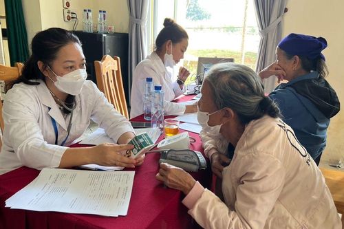 Khám bệnh miễn phí cho người dân có hoàn cảnh khó khăn huyện Bá Thước
