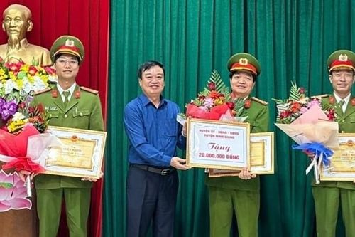 Thưởng 'nóng' Công an huyện Ninh Giang có thành tích xuất sắc