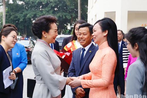 Phu nhân Chủ tịch nước Võ Văn Thưởng và Phu nhân Tổng Bí thư, Chủ tịch Trung Quốc Tập Cận Bình gặp gỡ sinh viên Đại học Quốc gia Hà Nội